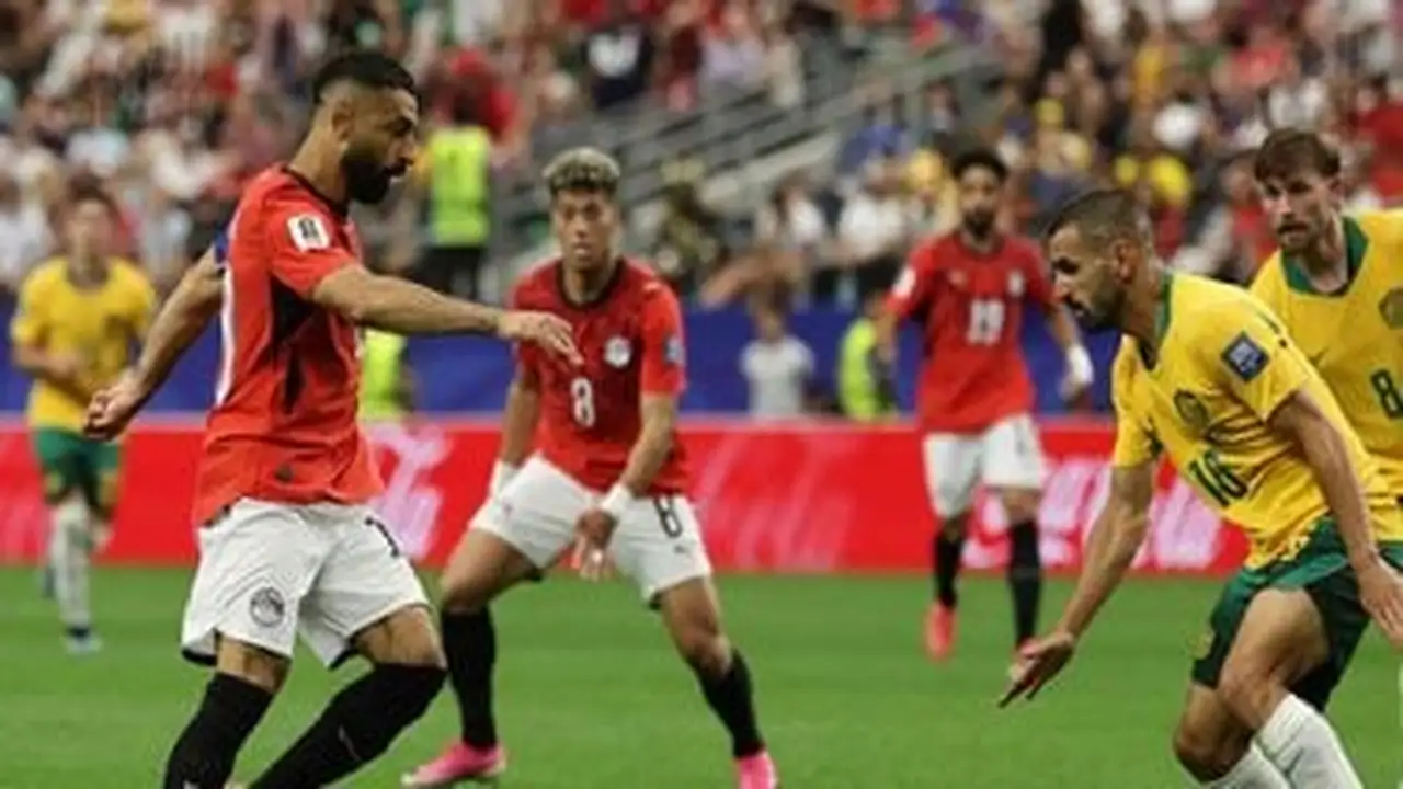 مدرب أستراليا يفسر استبدال الحارس قبل مواجهة مصر الحاسمة